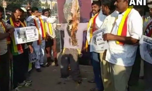 వేడెక్కుతున్న వివాదం.. కర్ణాటకలో రజనీకాంత్ దిష్టిబొమ్మలు దహనం వేడెక్కుతున్న వివాదం.. కర్ణాటకలో రజనీకాంత్ దిష్టిబొమ్మలు దహనం