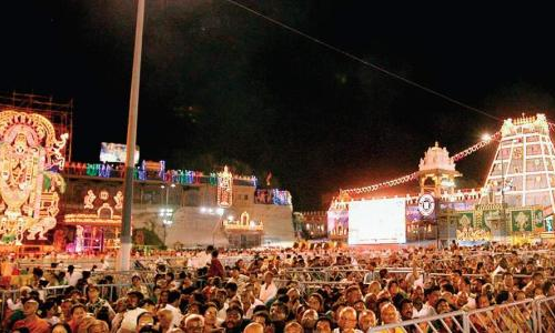 వెంకన్నకు భారీ గిరాకీ... ఒక్కరోజులోనే లక్ష మంది దర్శనం