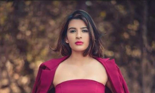 మోడల్ ని హత్యచేసి... సూట్ కేస్ లో కుక్కి