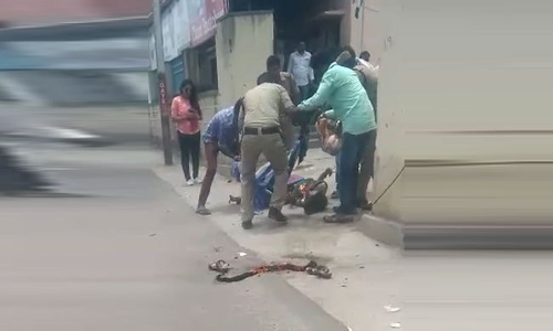 స్నానం చేస్తుండగా ఫొటోలు తీసిన పోకిరి.. పోలీస్ స్టేషన్ ఎదుటే మహిళ ఆత్మహత్యాయత్నం