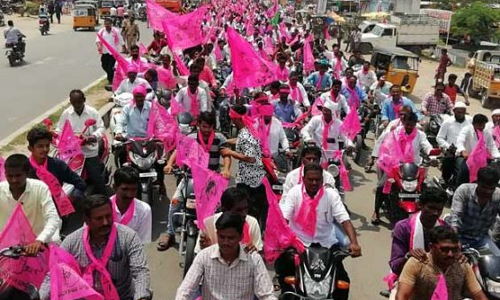 ఒక్క ఆదిలాబాద్లోనే ఎందుకీ గులాబీ ముళ్లు!! ఒక్క ఆదిలాబాద్లోనే ఎందుకీ గులాబీ ముళ్లు!!