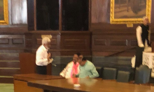 వైసీపీ - టీఆర్ఎస్ ఎంపీలతో బీజేపీ రహస్య మంతనాలు..? వైసీపీ - టీఆర్ఎస్ ఎంపీలతో బీజేపీ రహస్య మంతనాలు..?