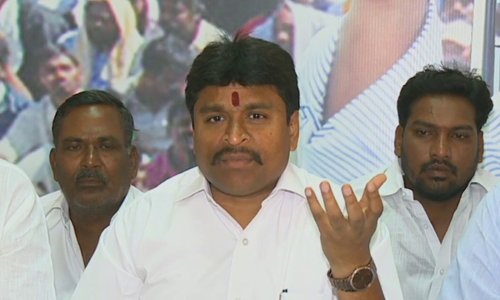 మోడీ కాళ్లు పట్టుకుంది చంద్రబాబే మోడీ కాళ్లు పట్టుకుంది చంద్రబాబే