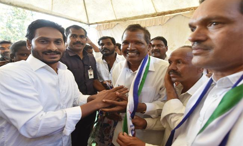 ఉపాధ్యాయ వృత్తికి రాజీనామా.. వైసీపీలో చేరిక