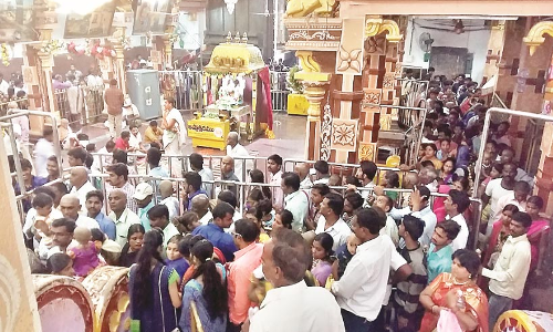 యాదాద్రికి పోటేత్తిన భక్తులు యాదాద్రికి పోటేత్తిన భక్తులు