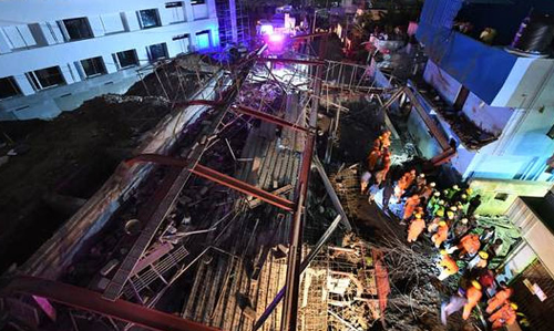 కుప్పకూలిన నాలుగు అంతస్థుల భవనం..