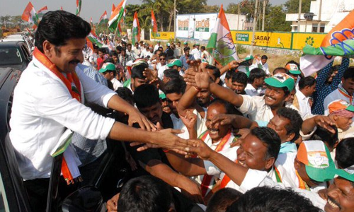 ప్రభుత్వాన్ని ఇరకాటంలో పెట్టేందుకు రేవంత్ సరికొత్త వ్యూహం ప్రభుత్వాన్ని ఇరకాటంలో పెట్టేందుకు రేవంత్ సరికొత్త వ్యూహం