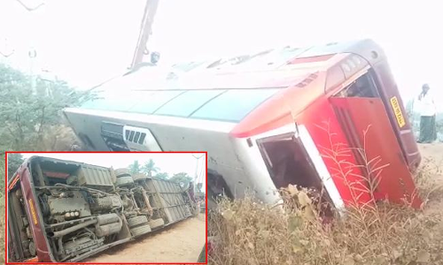 విజయవాడలో ప్రైవేటు ట్రావెల్స్‌ బస్సు బోల్తా