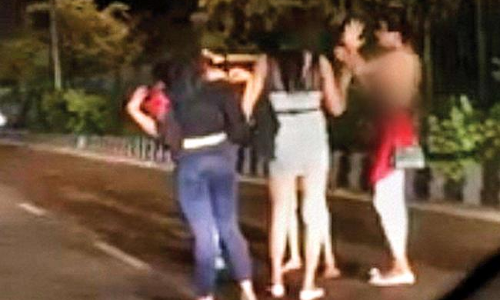 నడిరోడ్డుపై నగ్నంగా డాన్స్..