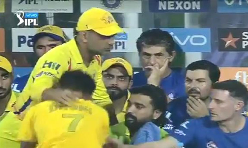 ధోనీకోసం అభిమాని సాహసం..