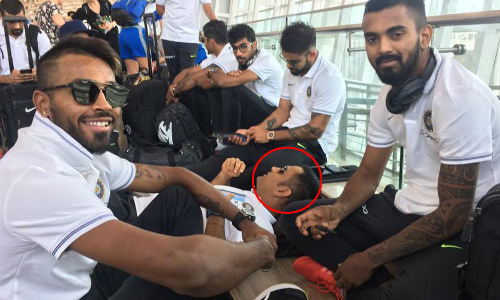 మైదానమైనా.. ఎయిర్‌పోర్ట్‌ అయినా ధోనీకి పూల పాన్పే!