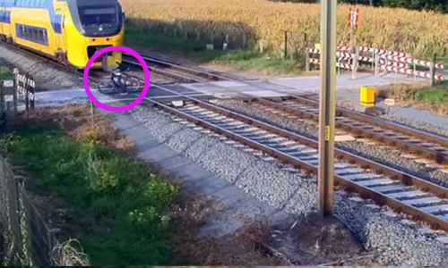దూసుకొస్తున్న ట్రైన్ ముందు సైకిలిస్టు.. క్షణాల్లో..