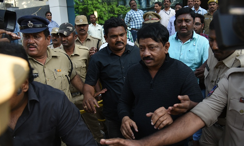 పోలీసుల ఎదుట భలే యాక్ట్ చేశా పోలీసుల ఎదుట భలే యాక్ట్ చేశా