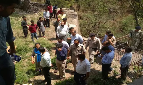 నడిరోడ్డుపై మహిళా అధికారి కాల్చివేత..