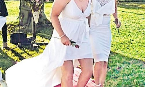 పెళ్లి చేసుకున్న ఇద్దరు మహిళా క్రికెటర్లు..