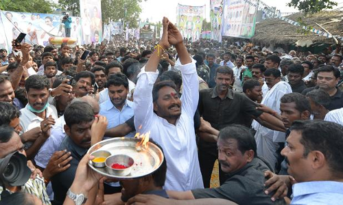 సంతోషం అంతా ఆ పచ్చచొక్కాలోనే : జగన్ సంతోషం అంతా ఆ పచ్చచొక్కాలోనే : జగన్