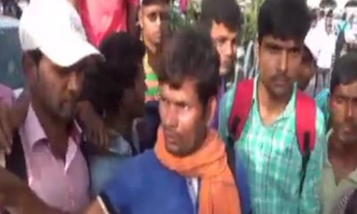 RRB పరీక్ష కోసం వచ్చి పోలీసుల అదుపులో ఉన్న విద్యార్థులు