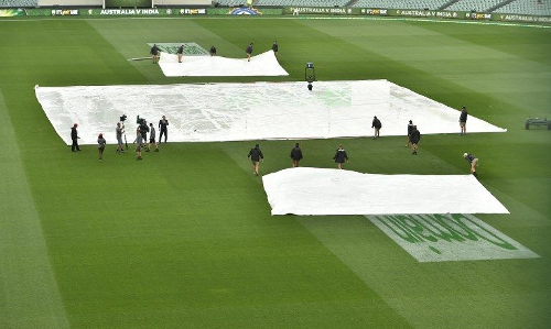 భారత్-ఆసీస్ టెస్టు.. వర్షం కారణంగా నిలిచిపోయిన ఆట..