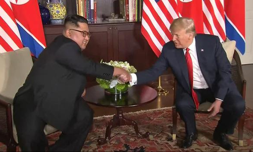 కౌగిలించుకున్న ట్రంప్‌- కిమ్‌!