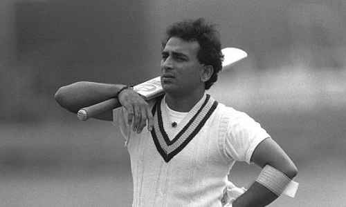 60 ఓవర్లు బ్యాటింగ్ ఒక్కడే చేసాడు 60 ఓవర్లు బ్యాటింగ్ ఒక్కడే చేసాడు