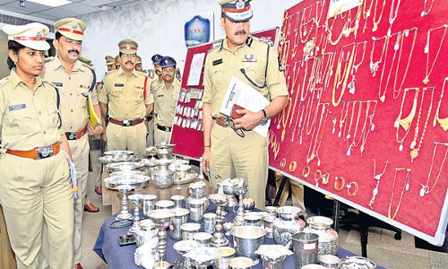 ఆ ఫ్యామిలీలో అందరూ దొంగలే...