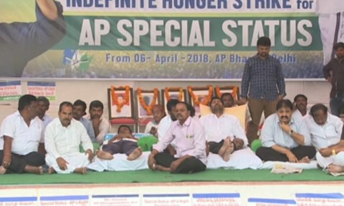 ముగ్గురు ఆస్పత్రిలో...ఇద్దరు వేదికపై...