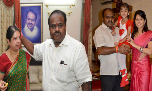 రాజీనామాచేసిన కుమారస్వామి.. బరిలోకి భార్య అనిత!