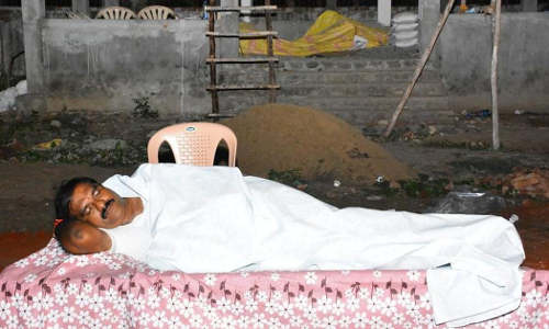 రాత్రి సమాధి యార్డ్లోనే నిద్రపోయాడట