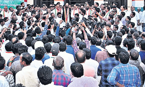 కాంగ్రెస్‌ పార్టీలో టికెట్ల లొల్లి మొదలైంది..