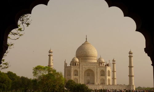 తాజ్‌మహల్ దత్తతకు ప్రముఖ కంపెనీల పోటీ....!