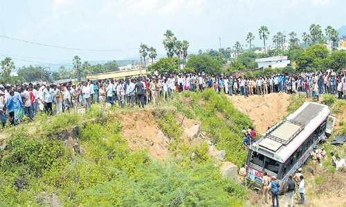 కొండగట్టులో ప్రాణాలు తీసిన మృత్యు మలుపు కొండగట్టులో ప్రాణాలు తీసిన మృత్యు మలుపు