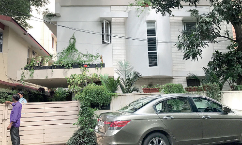 లవర్ కోసం కోటి నగలు కొట్టేసింది!