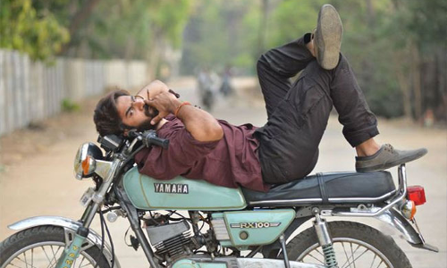 వరద బాధితుల కోసం ‘ఆర్‌ఎక్స్100’ బైక్