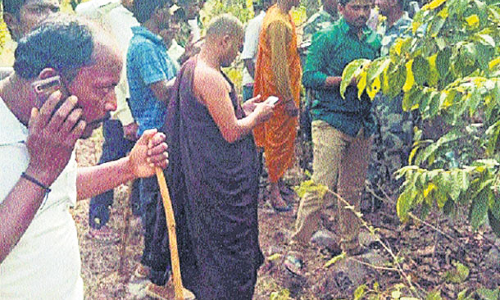 ధ్యానంలో సన్యాసి.. చంపేసిన చిరుతలు..
