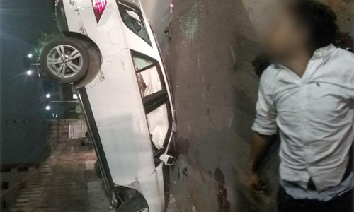 డివైడర్‌ను ఢీ కొట్టిన కారు.. విద్యార్థి దుర్మరణం