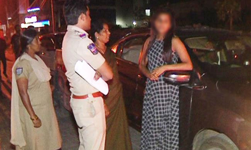 డ్రంక్‌ అండ్‌ డ్రైవ్‌ తనిఖీల్లో యువతి హల్చల్