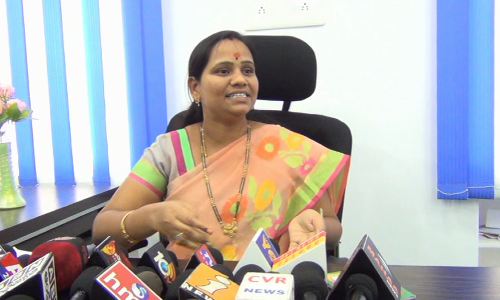 ప్రభుత్వంలో కాకపుట్టిస్తున్న పావని పర్సంటేజీల వ్యవహారం ప్రభుత్వంలో కాకపుట్టిస్తున్న పావని పర్సంటేజీల వ్యవహారం