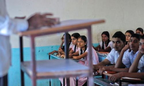 ‘మార్కులు కావాలంటే ముద్దు ఇవ్వాలి’