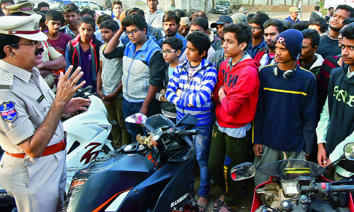 మైనర్లకు బైక్‌ ఇస్తే... పేరెంట్స్‌ జైలుకే!!