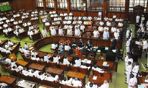 బీజేపీ బేరసారాలు.. కాంగ్రెస్‌ వ్యూహాలు.. రసవత్తరంగా కన్నడ రాజకీయం