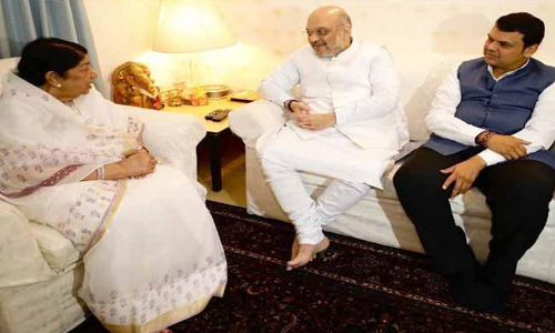 ప్రఖ్యాత గాయనితో భేటీ అయిన అమిత్ షా.. బీజేపీ తరుపున ప్రచారం..?