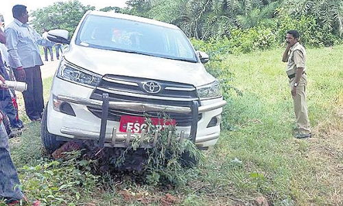 స్పీకర్ కు తప్పిన ప్రమాదం!