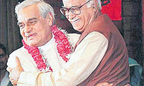 పానీపూరీ తింటూ.. స్కూటర్‌పై షికారు చేస్తూ