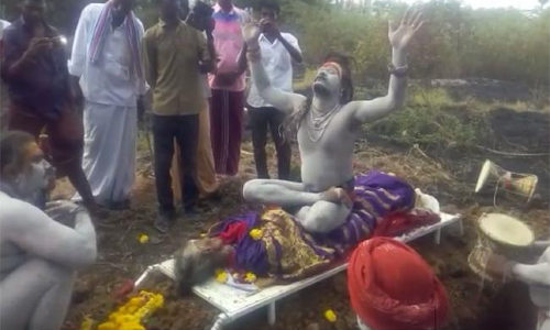 అఘోరాతి ఘోరం... తల్లి శవంపై కూచొని పూజలు!!