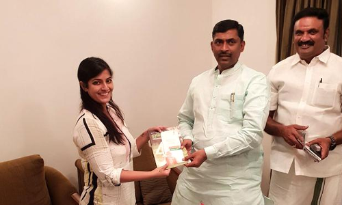 బీజేపీలో చేరిన నటి వరలక్ష్మి? : మురళీధర రావు ను అందుకే కలిశా : వరలక్ష్మి