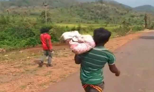 పోస్టుమార్టం కోసం కూతురు మృతదేహంతో 8కిమీ. నడిచిన తండ్రి