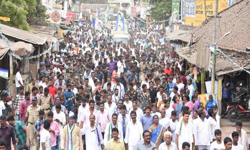 పాదయాత్రలో జగన్ ను కలిసిన టాలీవుడ్ టాప్ కమెడియన్