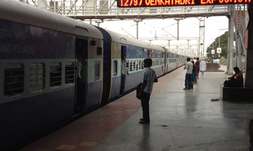 వెంకటాద్రి ఎక్స్‌ప్రెస్‌లో దోపిడీ.. బంగారం, డబ్బులు ఎత్తుకెళ్ళీ..