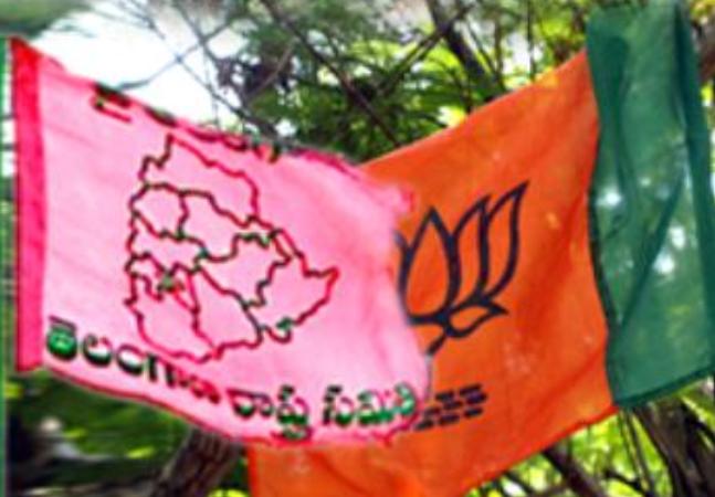 టీఆర్‌ఎస్‌-బీజేపీ మధ్య కాపీ వార్‌