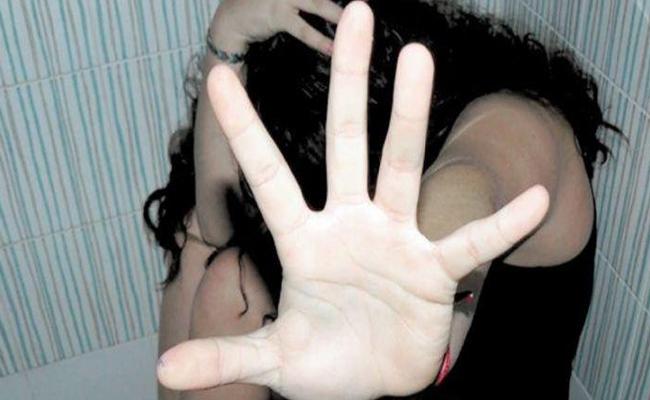 లైంగిక సంబంధానికి నిరాకరించినందుకు బాలికపై.. యువతి యాసిడ్ దాడి